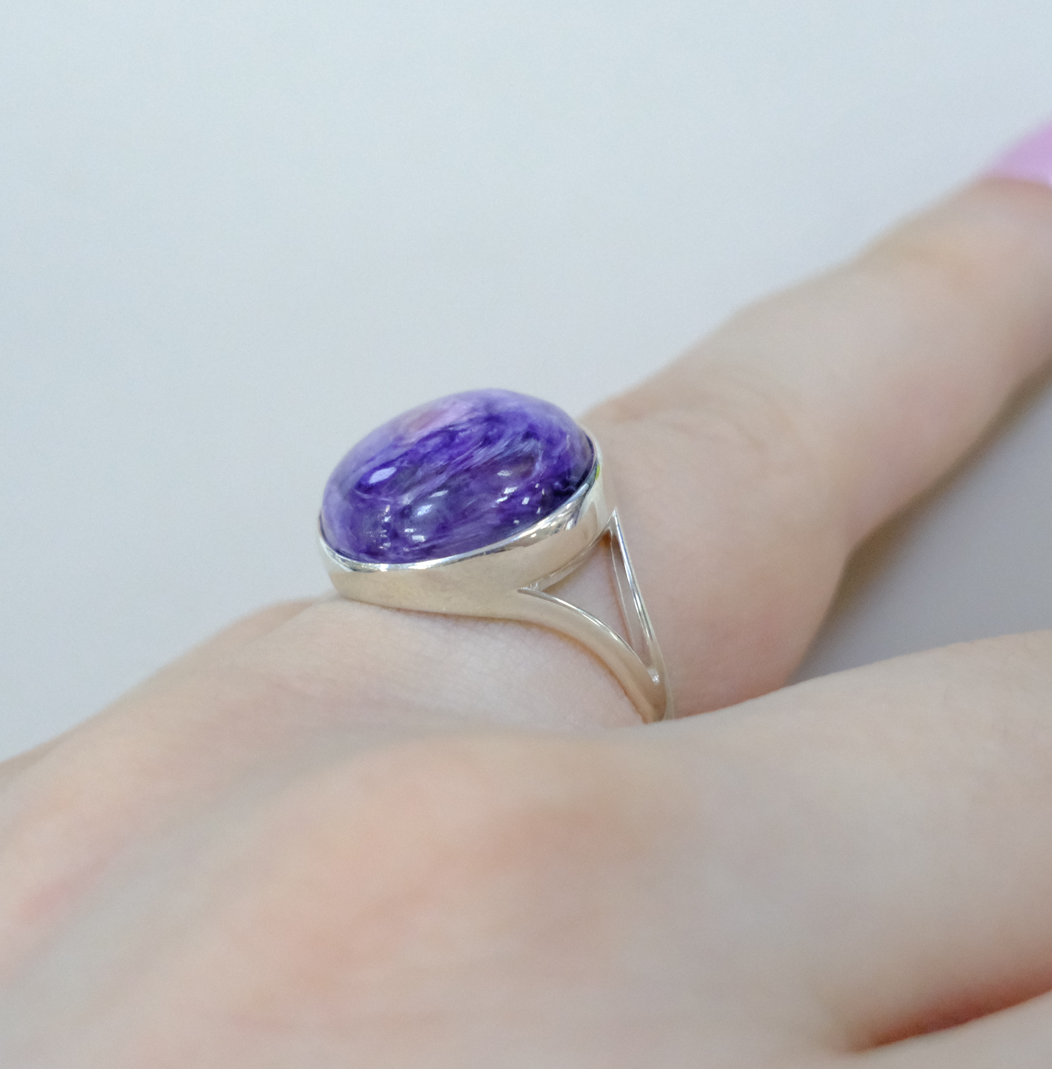 Серебряное кольцо с чароитом